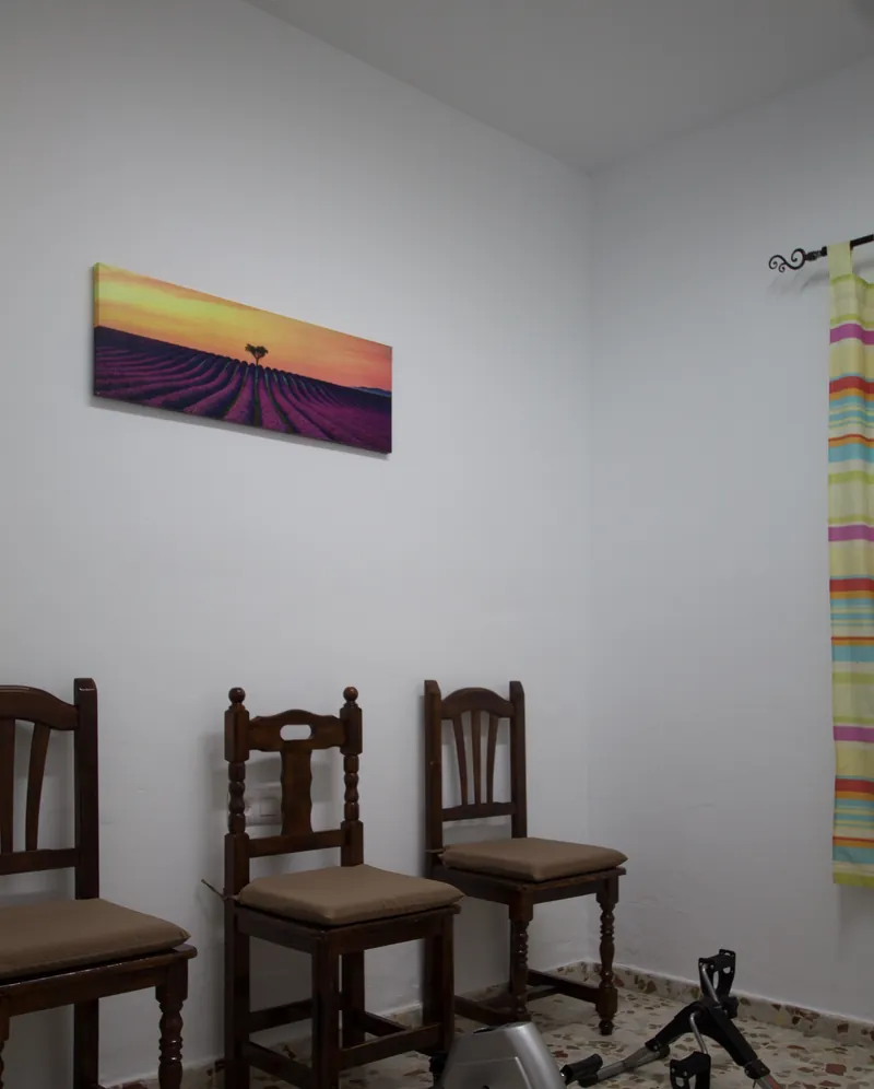 Zona común con mesas del centro de mayores Fuente Clara