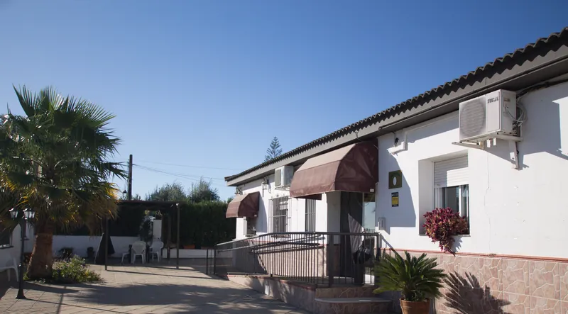 Entrada y fachada del Centro de Mayores Fuente Clara en Palomares del Río