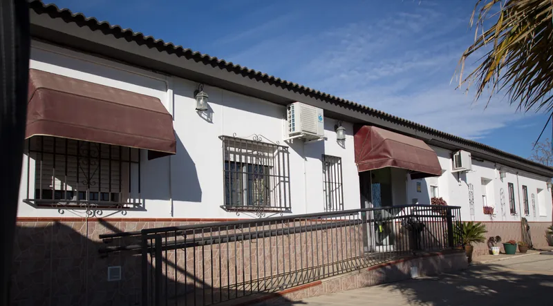 Fachada accesible con rampa de la residencia Fuente Clara en Palomares del Río