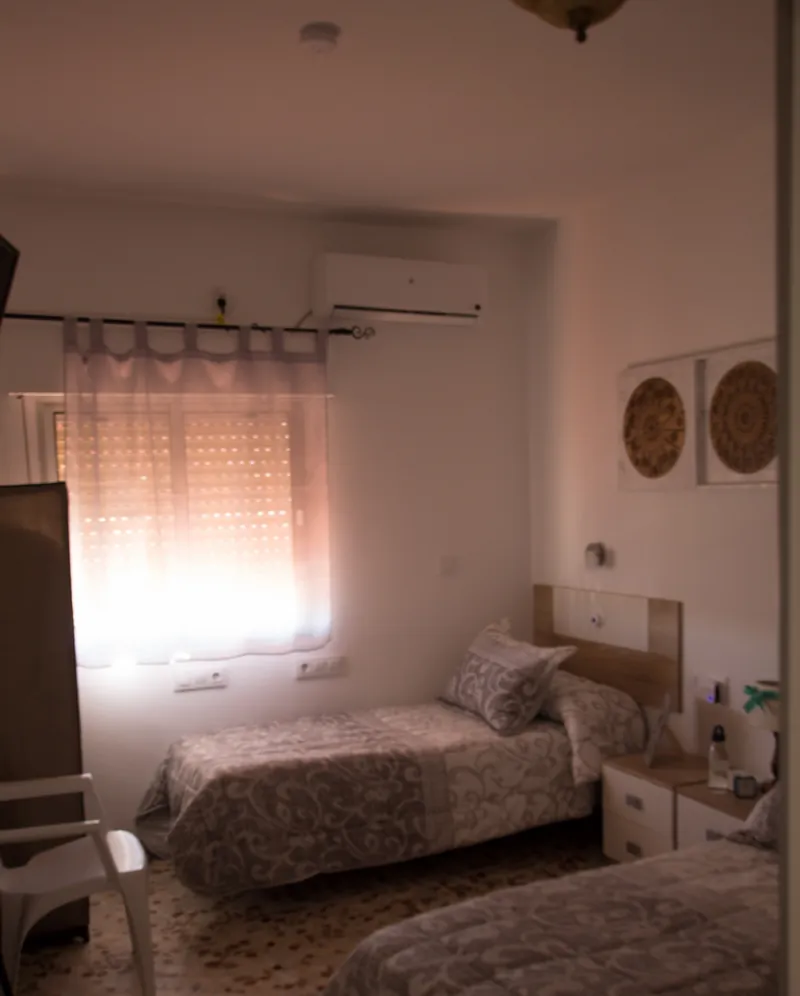 Habitación individual con luz natural en Fuente Clara
