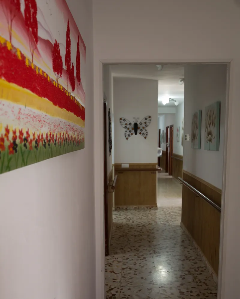 Pasillo amplio y accesible de la residencia Fuente Clara