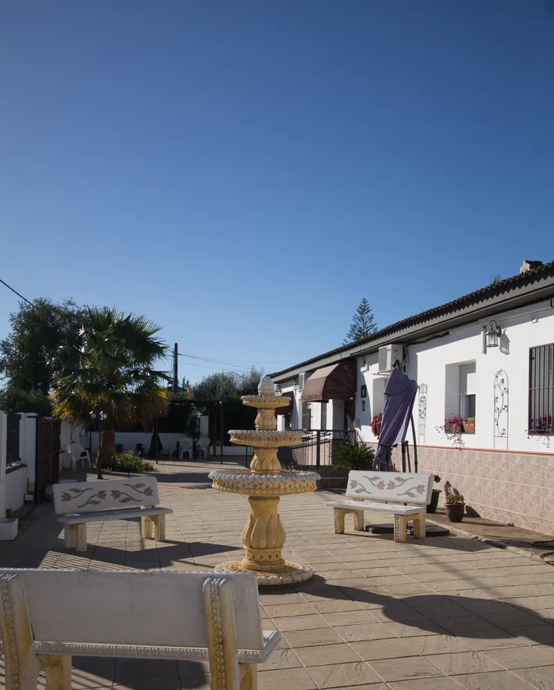 Patio exterior con fuente del centro de mayores Fuente Clara