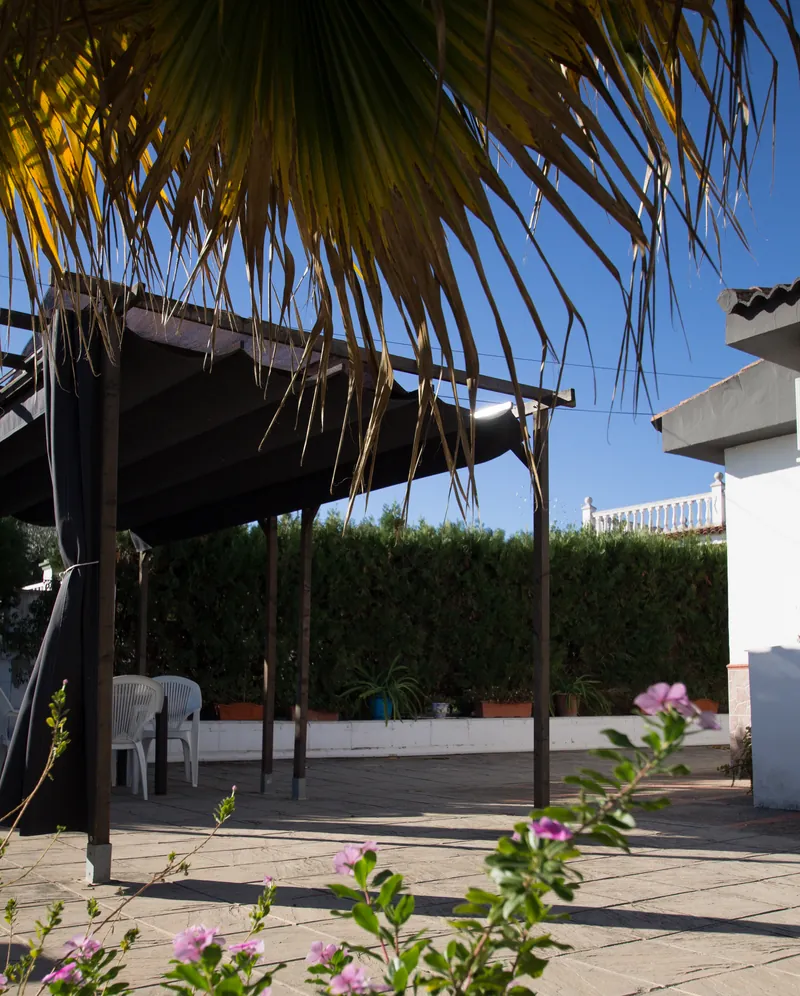 Zona de patio con toldos para estar al aire libre en Fuente Clara