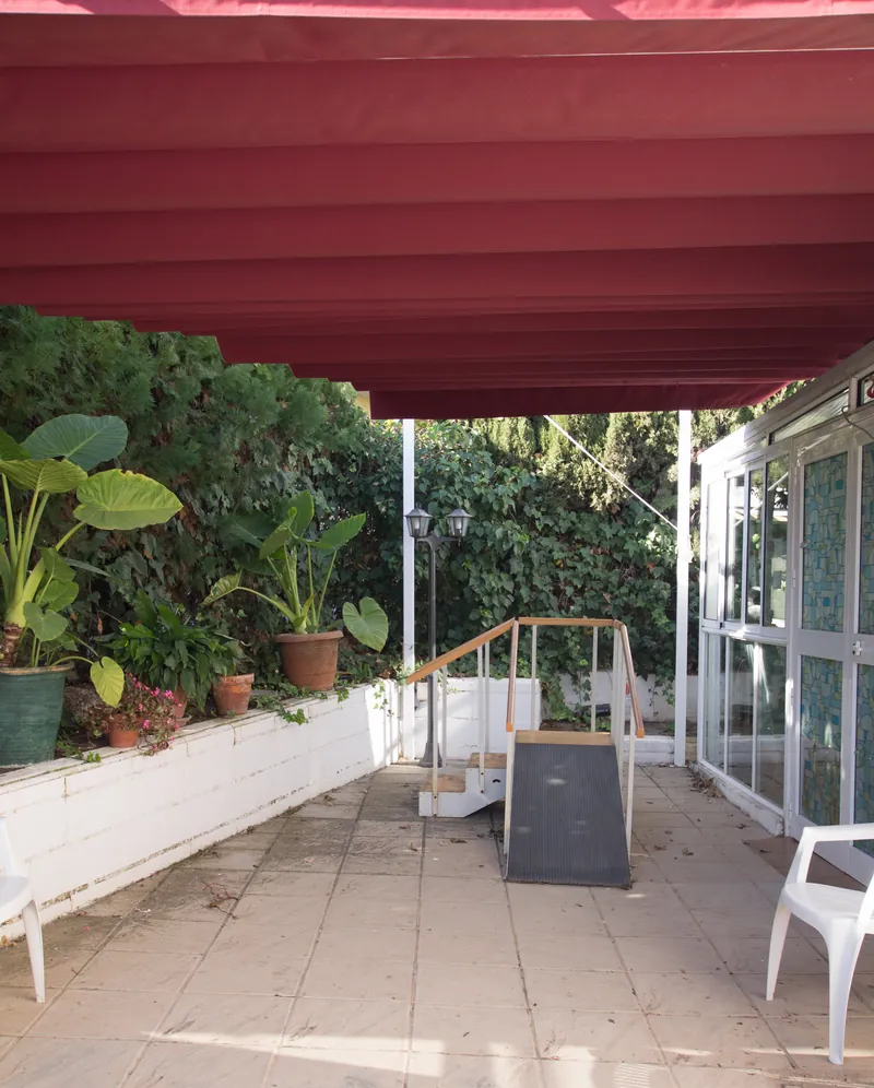 Terraza exterior enlosada del centro de mayores Fuente Clara